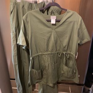 Women’s Cherokee Studio scrub set NWT olive green